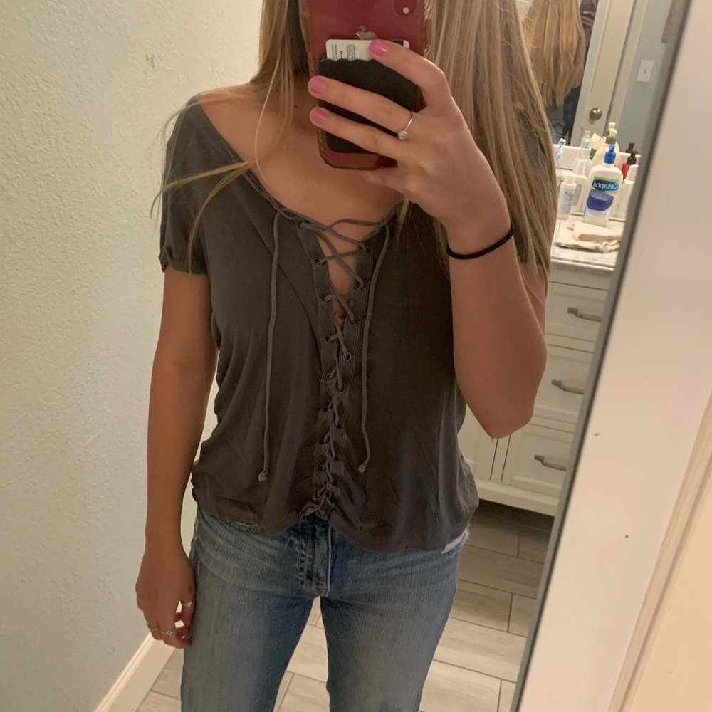 grey tee